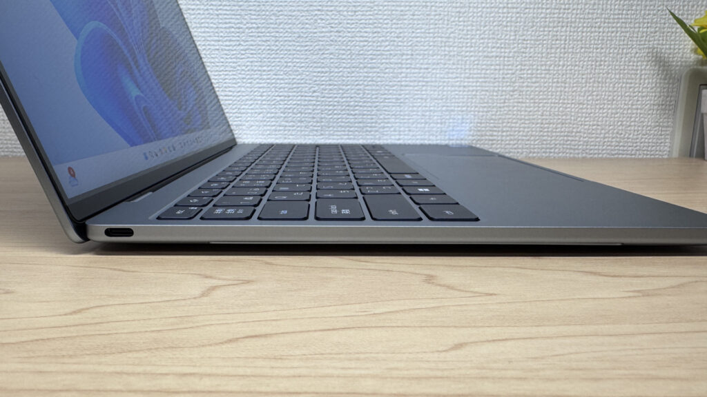 Puerto USB-C en el lateral izquierdo