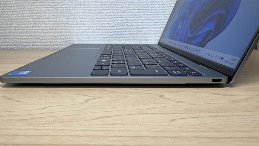 Puerto USB-C en el lateral derecho