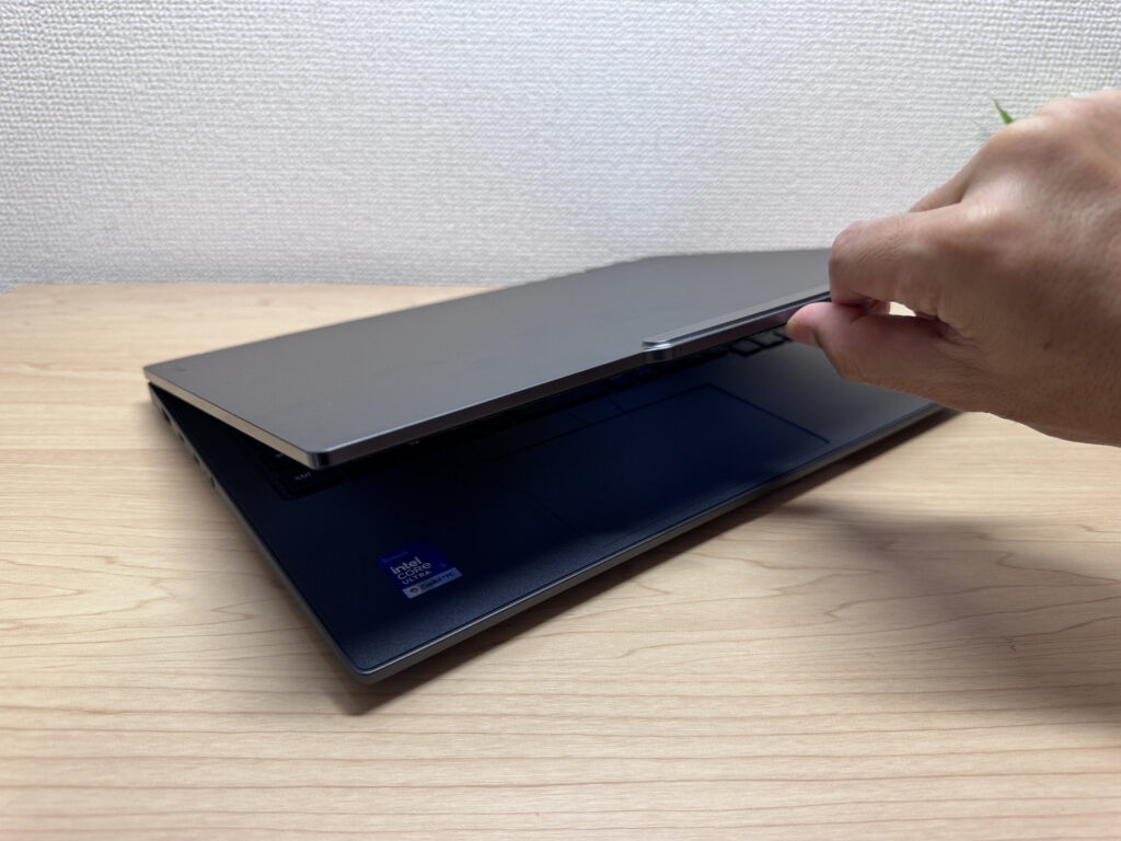 Opening the lid with one hand
