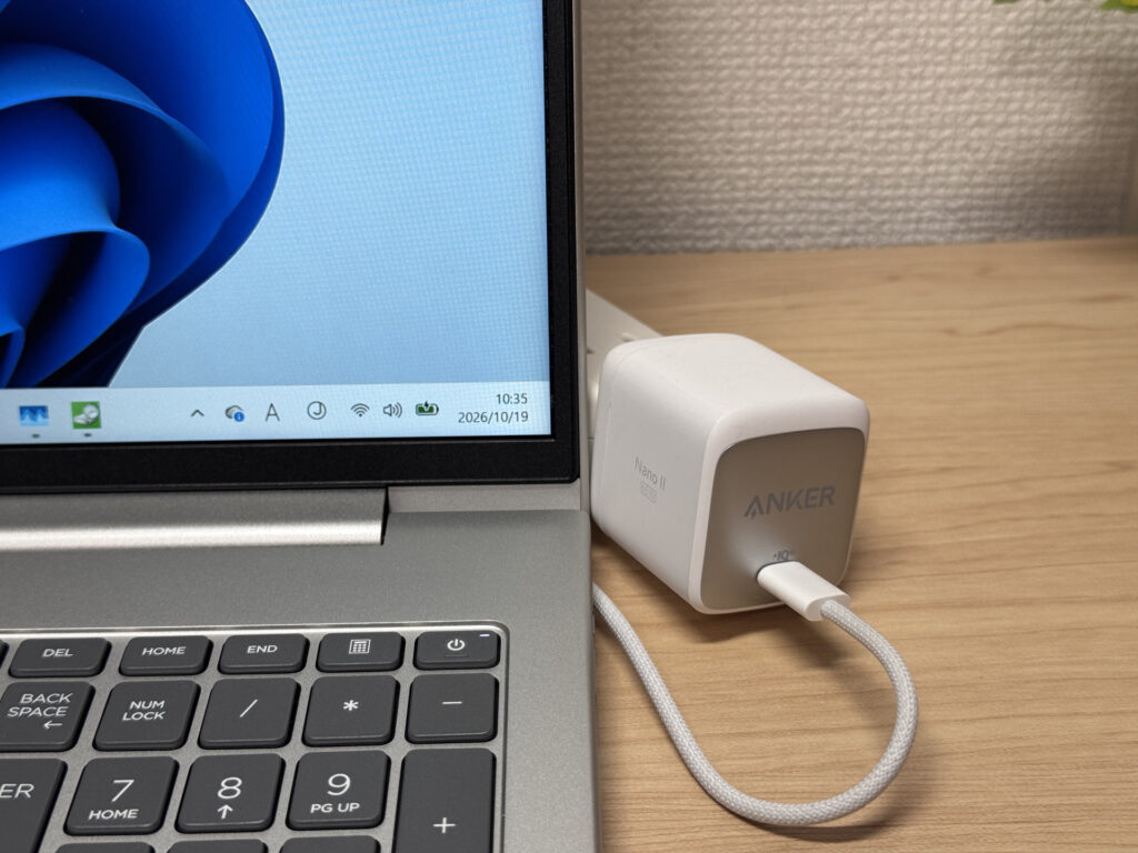 小型USB-C充電器で充電している様子