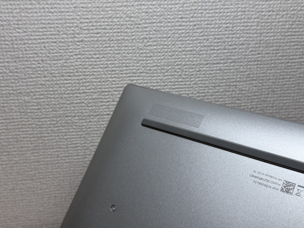 底面前方のスピーカー